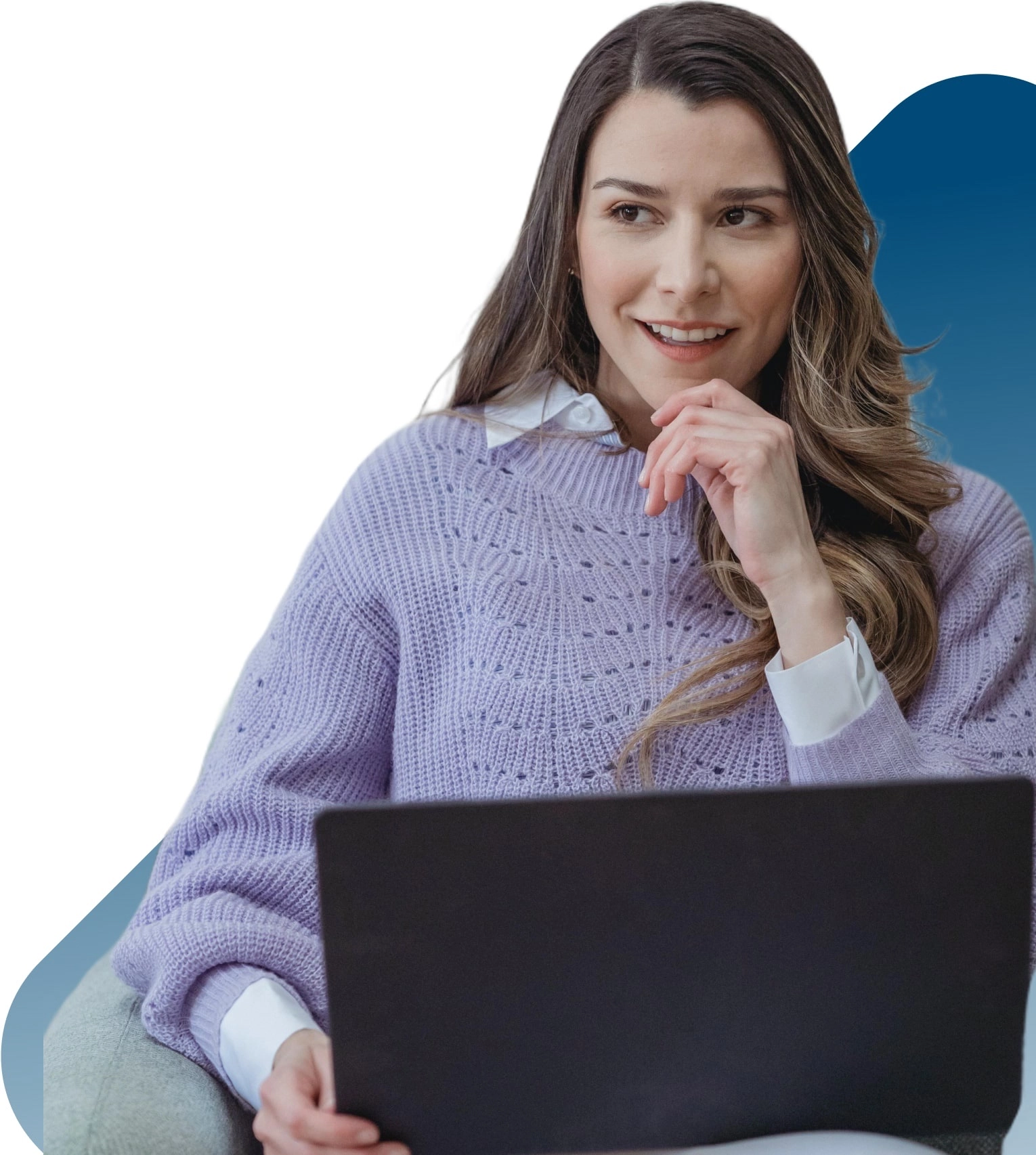 Junge Frau mit lila Oberteil und weißem Hemd, sitzt am Laptop, lächelt, betrachtet nachdenklich den Text 'Ihre IT-Pauschale einfach berechnen'.